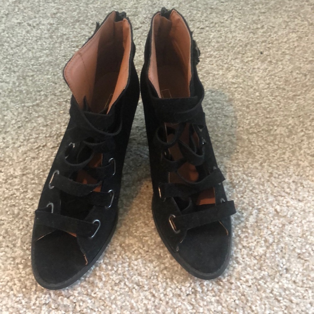 Lace up heel